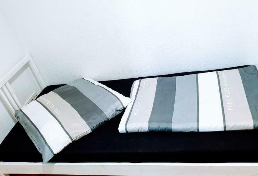 Budget Rooms In Halle With Shared Bathroom, Free Wifi, Netflix & Ipad