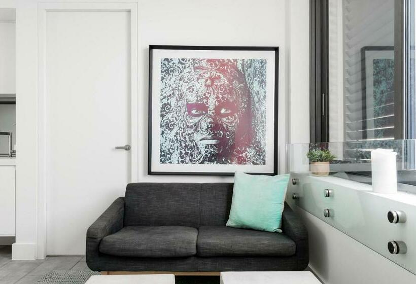 Stylish 1br Apartment With Skylight Near Bondi Beach