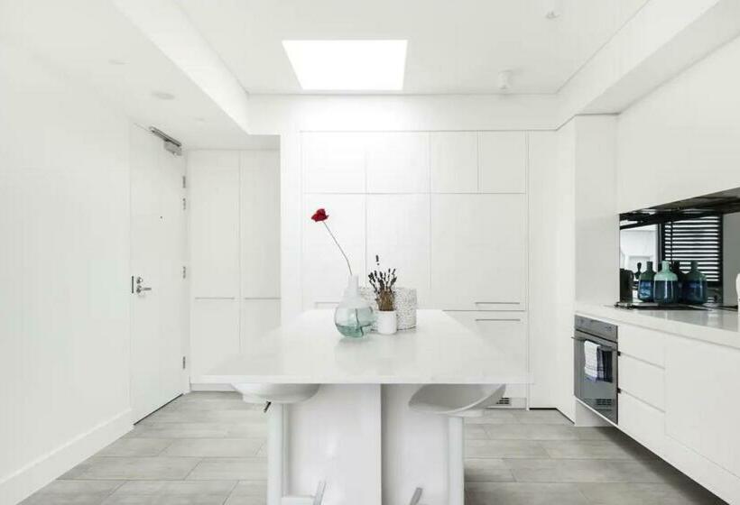 Stylish 1br Apartment With Skylight Near Bondi Beach