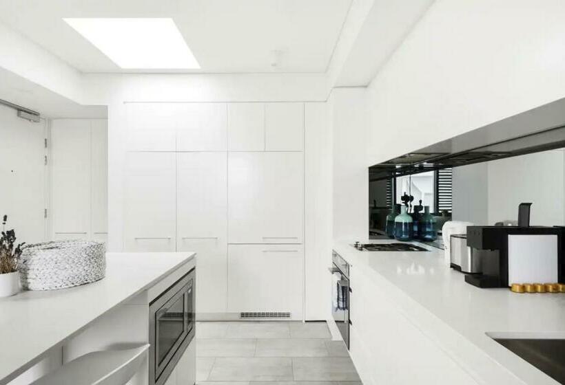 Stylish 1br Apartment With Skylight Near Bondi Beach
