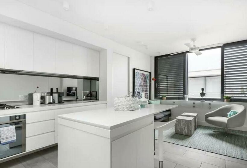 Stylish 1br Apartment With Skylight Near Bondi Beach