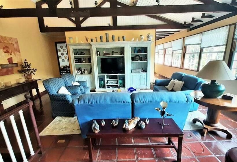 Linda Casa Colonial Em Meio A Natureza