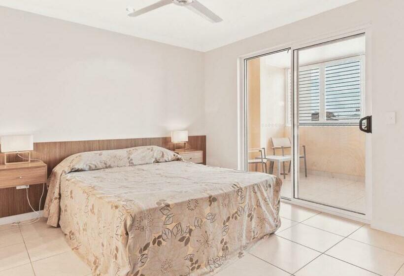 Malibu Apartments Unit 1 And 2   5 Oak Street