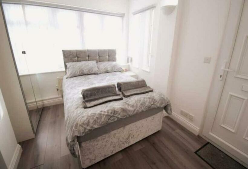 Restful, Lovely, Modern Studio In Excellent Location