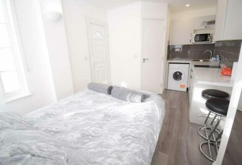 Restful, Lovely, Modern Studio In Excellent Location