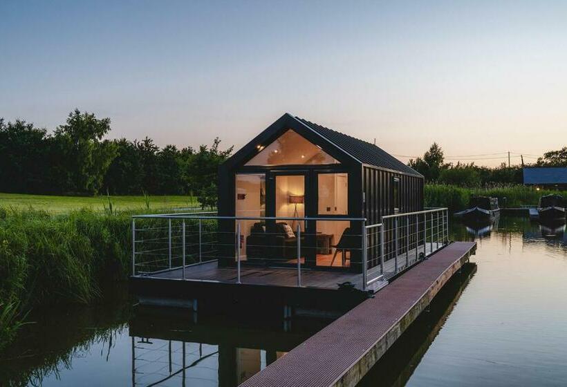 Tattenhall Marina Floating Pods