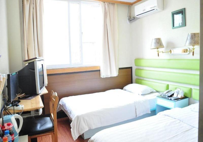 ホテル Free Line Youth Hostel Qingdao Zhanqiao Railway Station