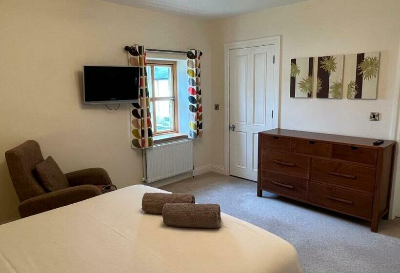 24 Castle Hume Court Holiday House