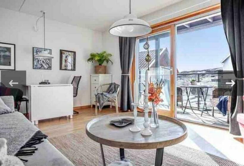 Mycket Fin Lägenhet Med Solig Balkong Centralt På Käringön Möjlighet Till Privat Parkeringsplats