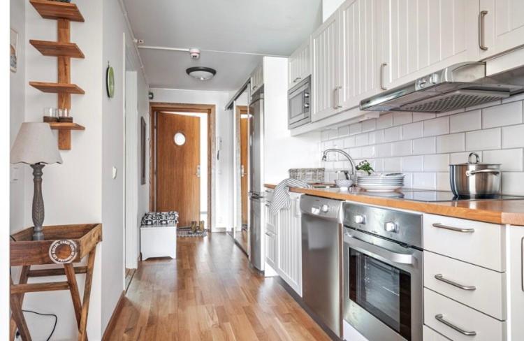 Mycket Fin Lägenhet Med Solig Balkong Centralt På Käringön Möjlighet Till Privat Parkeringsplats