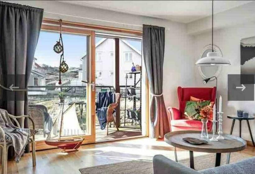 Mycket Fin Lägenhet Med Solig Balkong Centralt På Käringön Möjlighet Till Privat Parkeringsplats