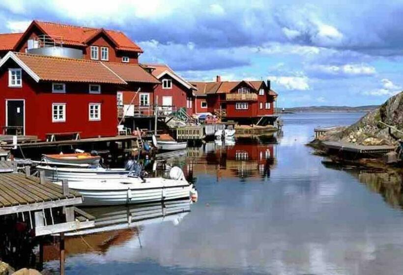 Mycket Fin Lägenhet Med Solig Balkong Centralt På Käringön Möjlighet Till Privat Parkeringsplats