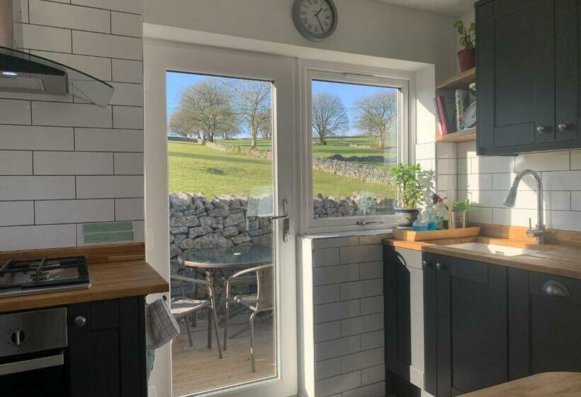 Primrose Cottage   Tideswell, Peak District