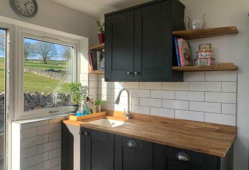 Primrose Cottage   Tideswell, Peak District