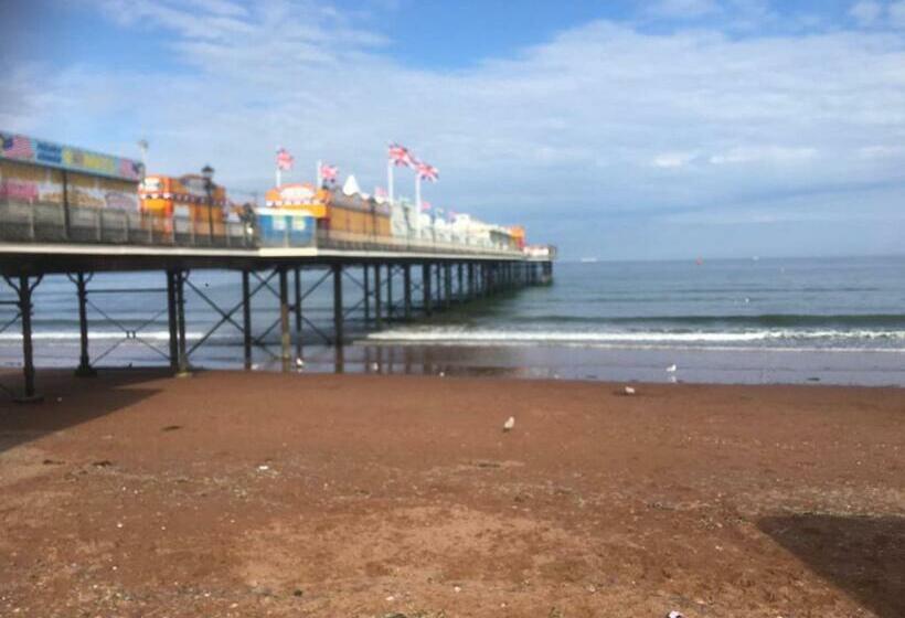 Singer House , Free Wifi & Free Private Car Space ,ground Floor Holiday Flat , Private Gate & Garden