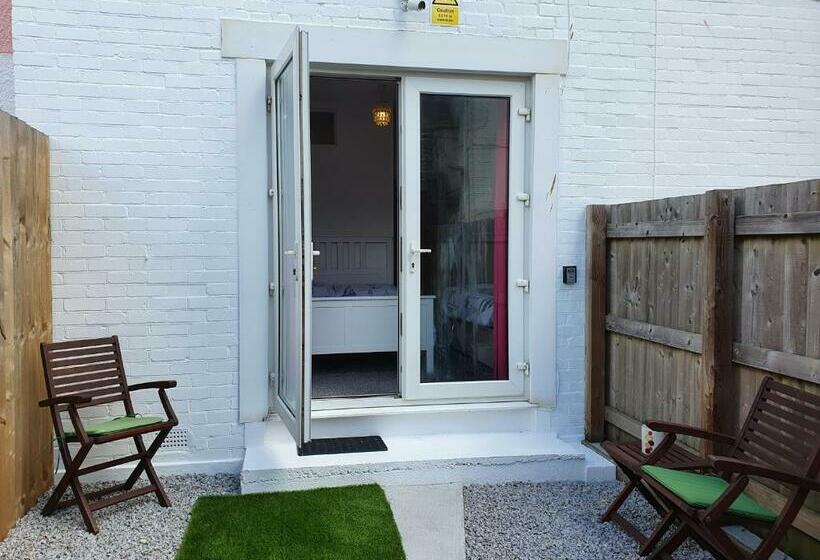 Singer House , Free Wifi & Free Private Car Space ,ground Floor Holiday Flat , Private Gate & Garden