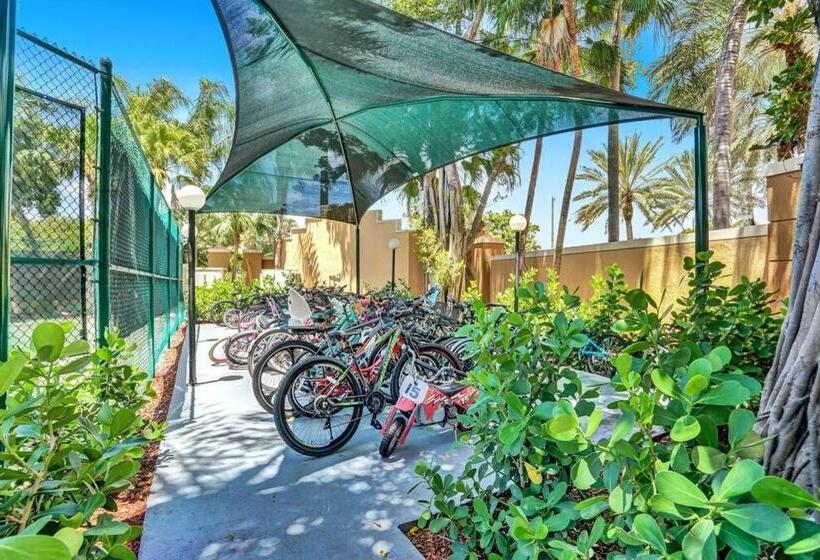 Yacht Club Newly Renovated Parking Included