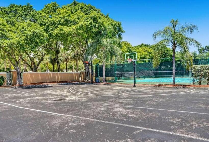 Yacht Club Newly Renovated Parking Included