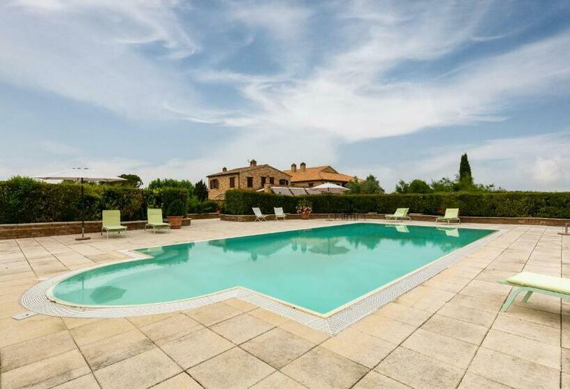Amazing Home In Tolentino With 11 Bedrooms, Wifi And Private Swimming Pool
