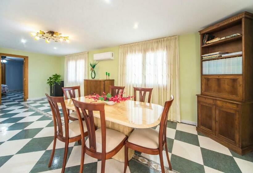 Gorgeous Home In Urbanización La Sima