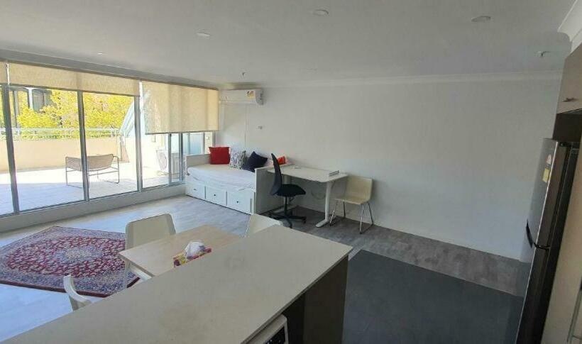 Dana Cozy Apartment With Shared Entry In The City