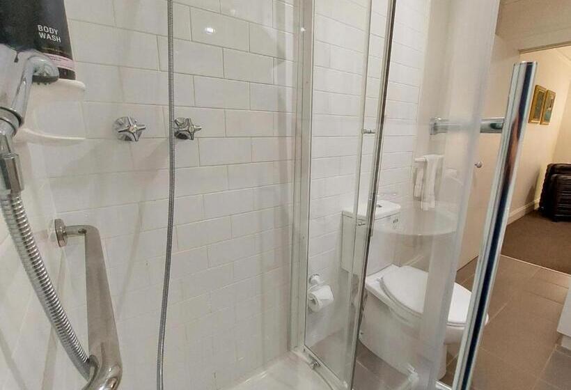 Dawns Sleeps 4 In 2 Queens With 2 Ensuites Wifi In Town