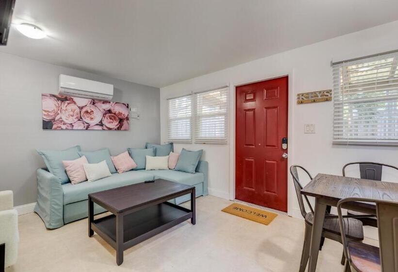 The Cottage In The Oaks   By Avi