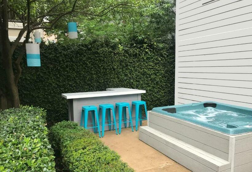 Walk To Bars And Restaurants, 2 Mi From Stadiums And Theaters, Great For Groups