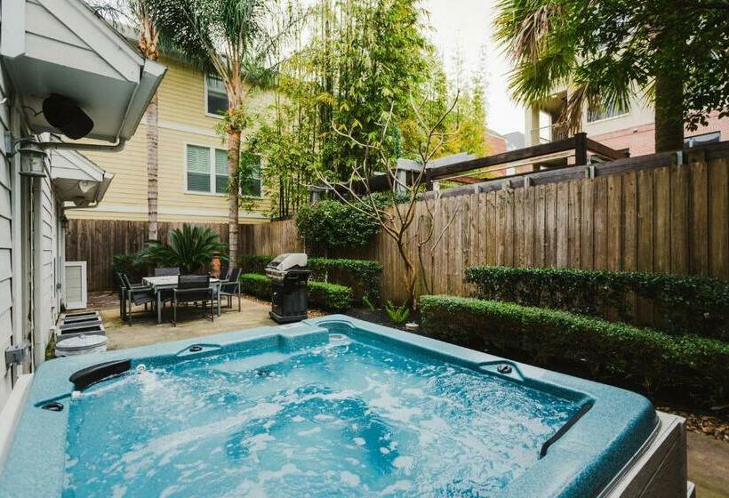 Walk To Bars And Restaurants, 2 Mi From Stadiums And Theaters, Great For Groups