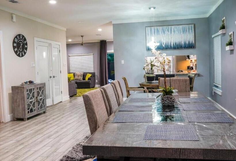 6 Br Big Dallas Home W Hot Tub , Fire Pit & Basketballhoop