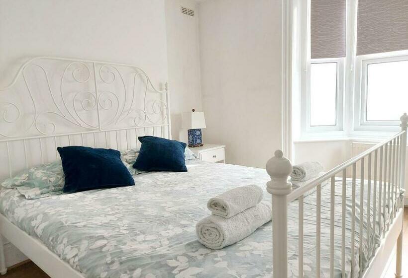 Cosy Central Canterbury   Modern Victorian