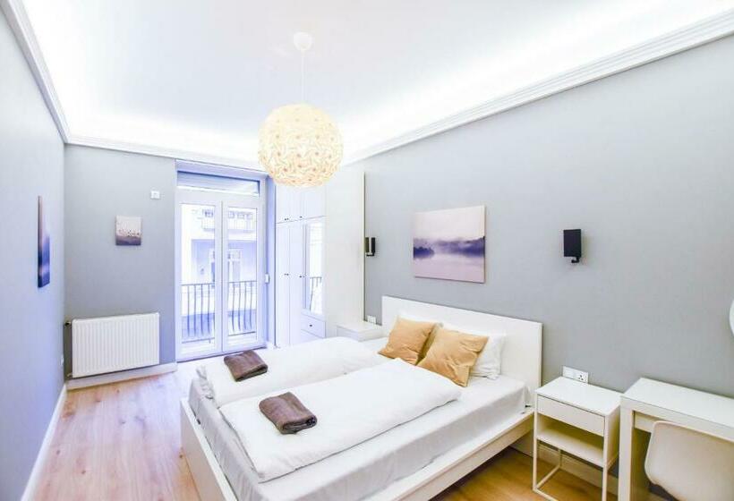 Riverside Apartment In Downtown