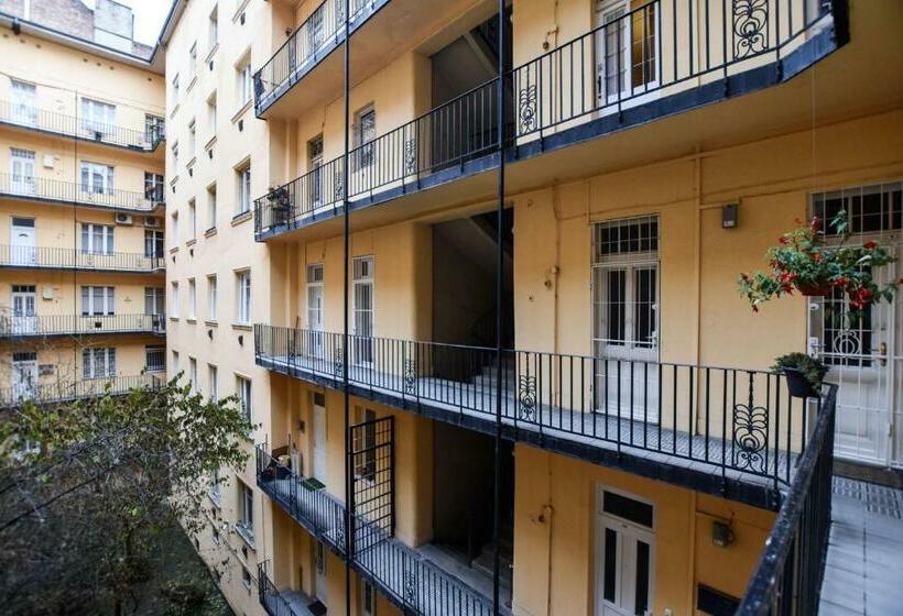 Riverside Apartment In Downtown