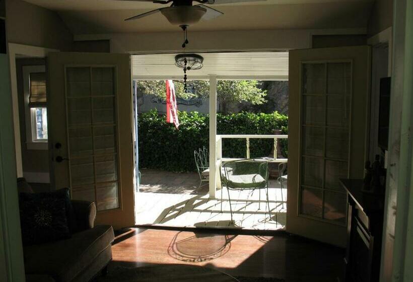 The Cottage At Castle Rock