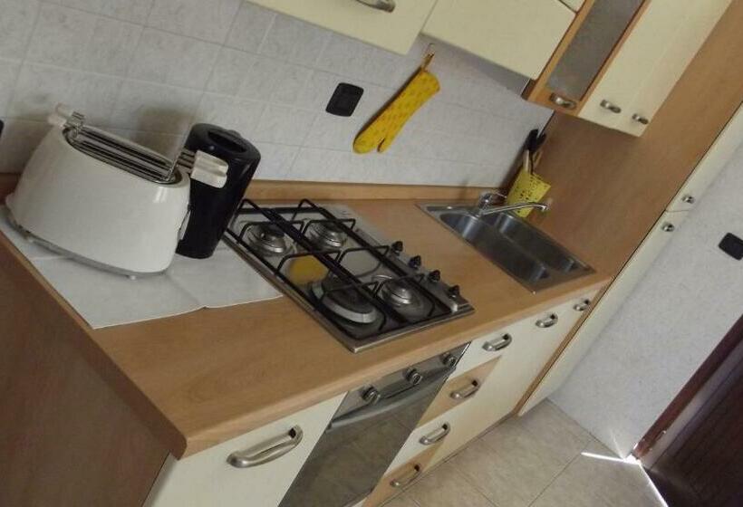 Yellow House Cir 12040