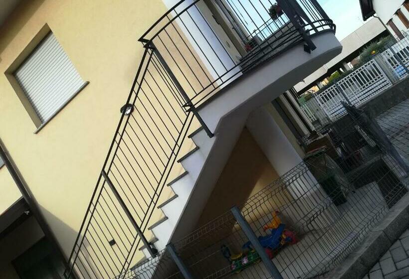 Yellow House Cir 12040