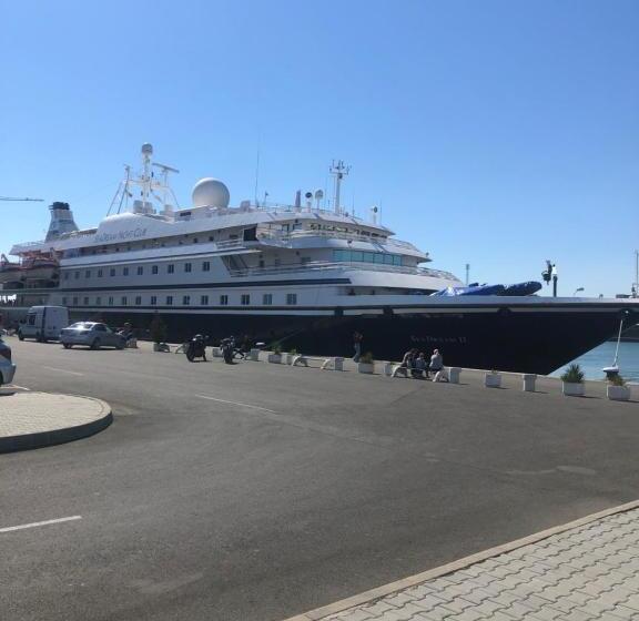 булевард „демокрация“ апартамент златна рибка