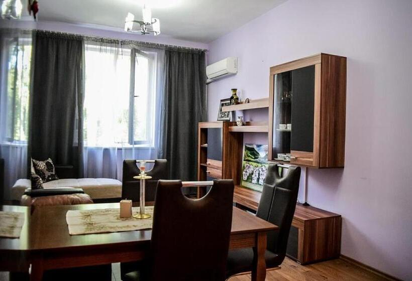 булевард „демокрация“ апартамент златна рибка