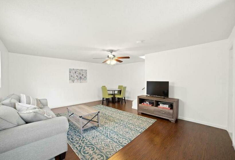 Historic Beach Escape   Entire Apartment D