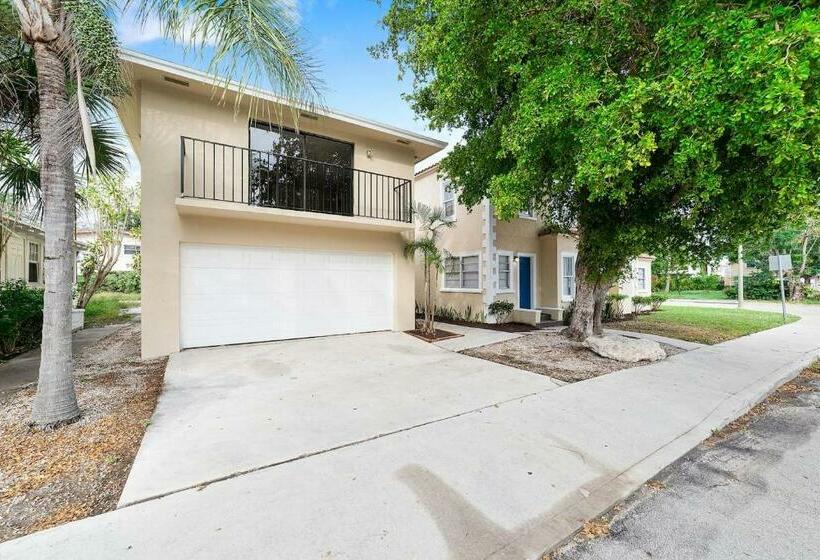 Historic Beach Escape   Entire Apartment D