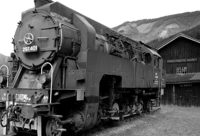 Pool, Pokale, Sauna, Billard, Kirche U. Viel Natur