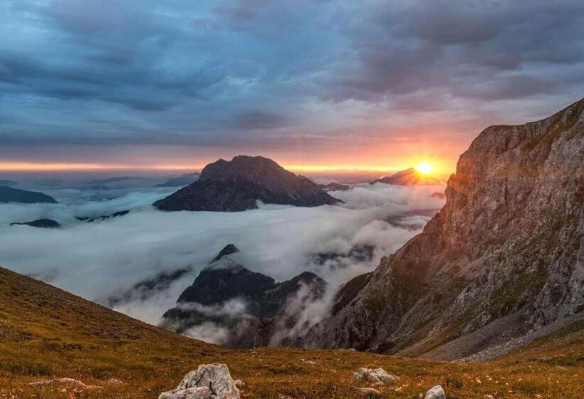 Pool, Pokale, Sauna, Billard, Kirche U. Viel Natur