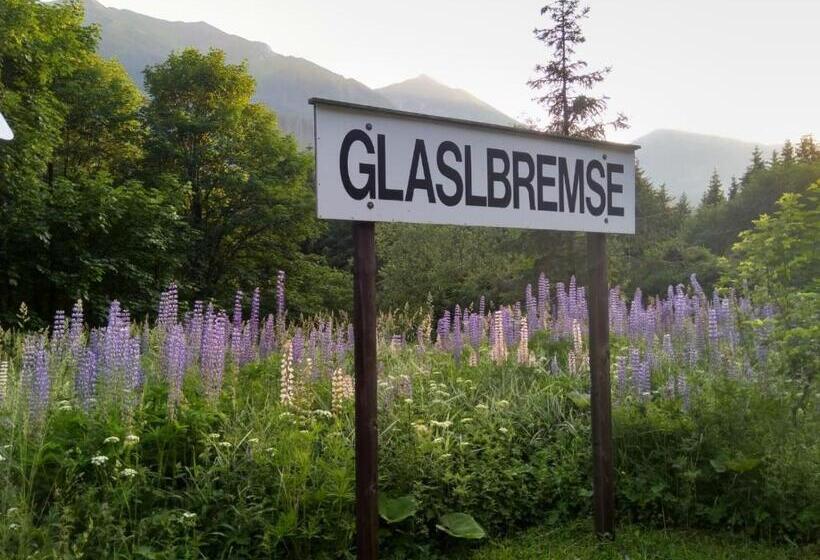 Pool, Pokale, Sauna, Billard, Kirche U. Viel Natur