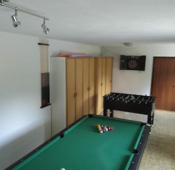 Pool, Pokale, Sauna, Billard, Kirche U. Viel Natur