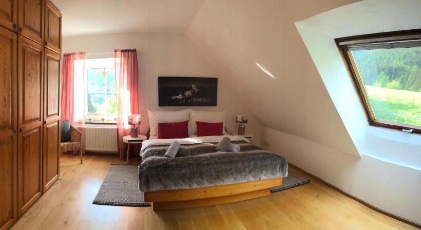 Pool, Pokale, Sauna, Billard, Kirche U. Viel Natur