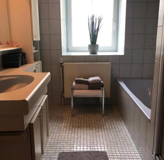 Pool, Pokale, Sauna, Billard, Kirche U. Viel Natur