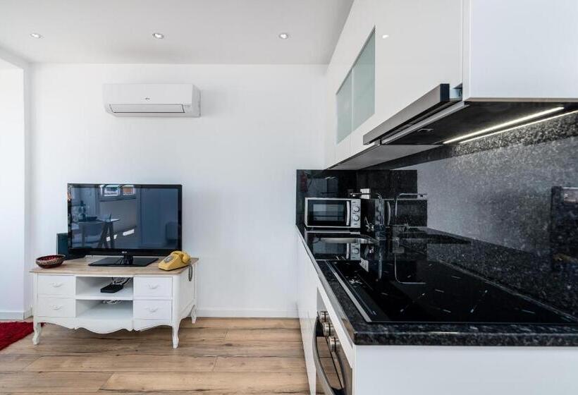 T2 Tiles Apartment Estoril