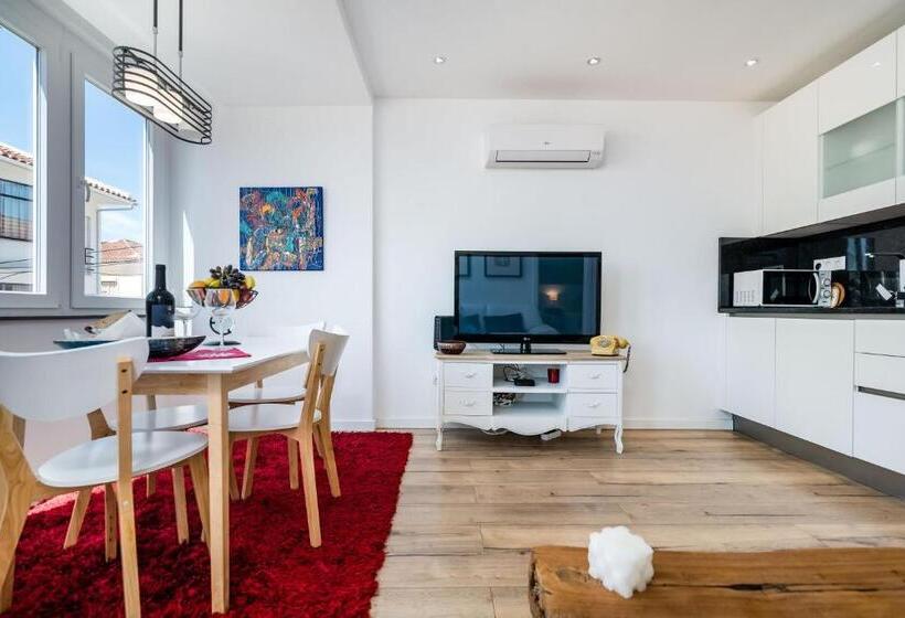 T2 Tiles Apartment Estoril