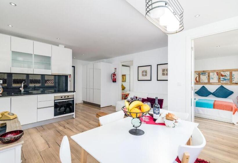 T2 Tiles Apartment Estoril