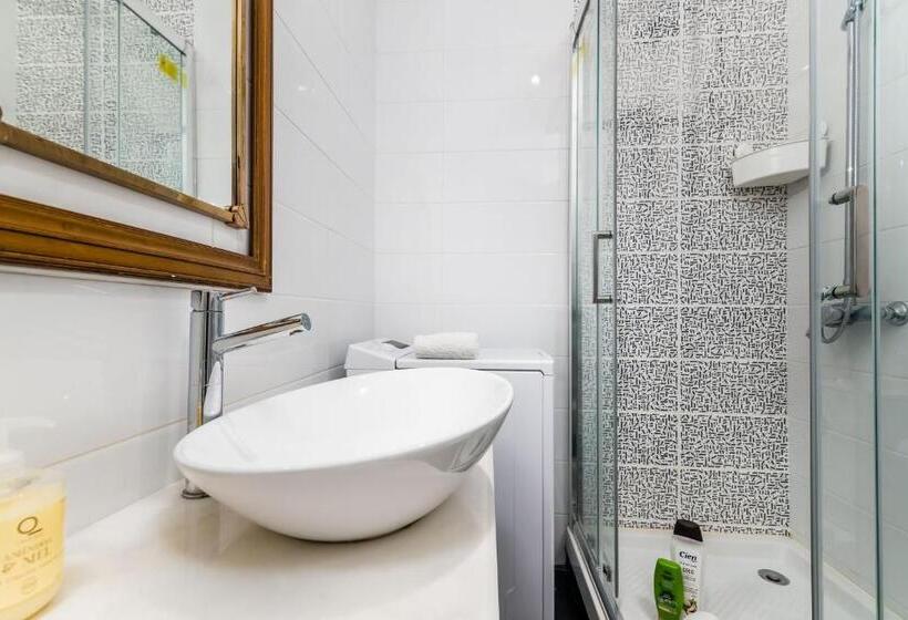 T2 Tiles Apartment Estoril